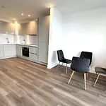2 Bedroom Apartment In Southall Frg